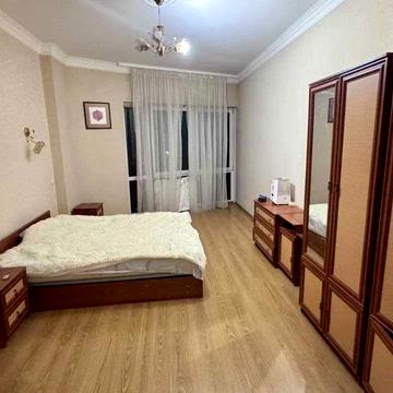 Дмитрівська вул., 82