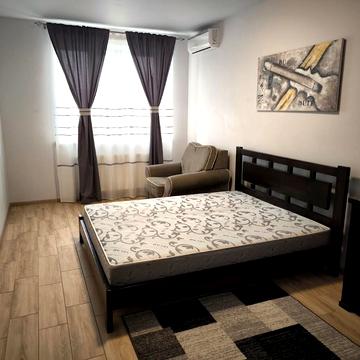 Андрія Мельника вул., (Будинок 1)