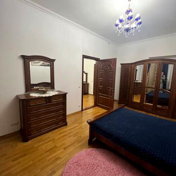 Євгена Коновальця вул. (), 17