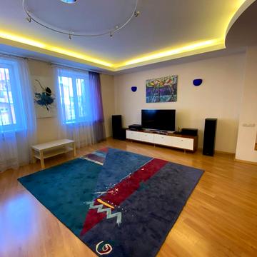 Виконкомівська вул., 7