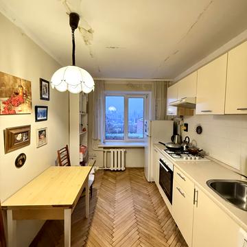 Стадіонна вул., 13