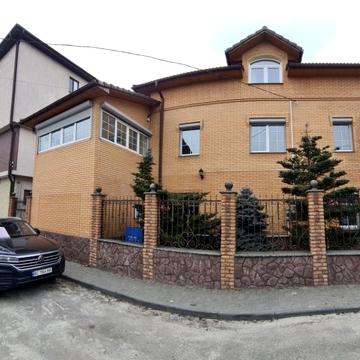 Купянська вул., 38