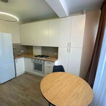 Джерельна вул., 12