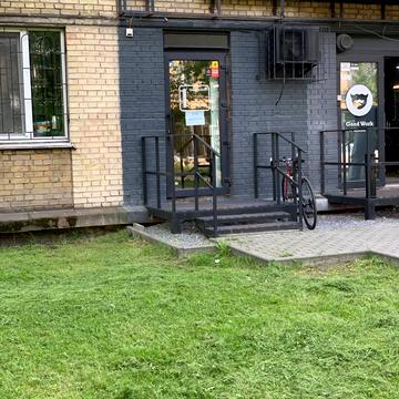 Будівельників вул., 1