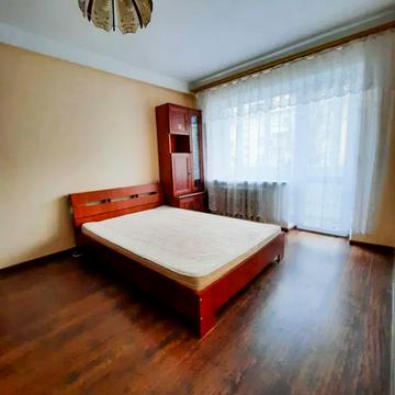 Братиславська вул., 8