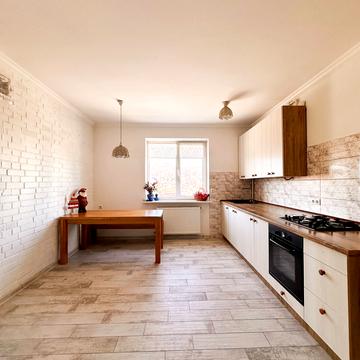 Володимира Івасюка вул., 42