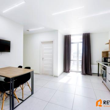 Миколи Гулака вул., 4