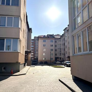 Симона Петлюри вул., 9