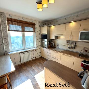 Миколи Лаврухіна вул., 10