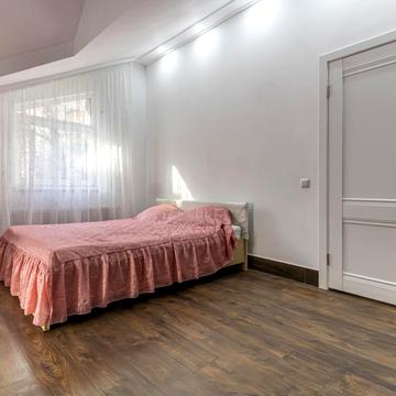 Михайла Павлика вул., 13