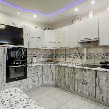 Валерія Лобановського вул., 28