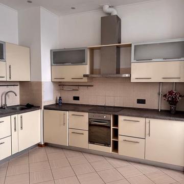 Будівельників вул., 30