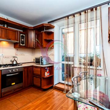 Тролейбусна вул., 15