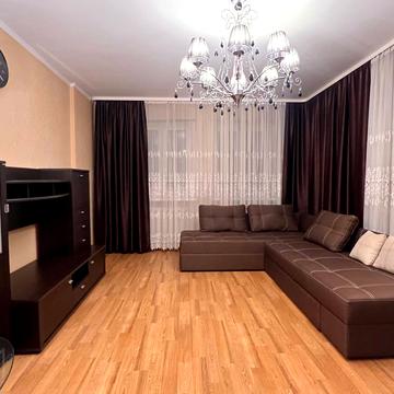 Анни Ахматової вул., 13