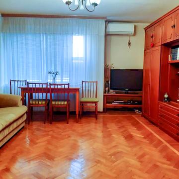 Гоголівська вул., 27