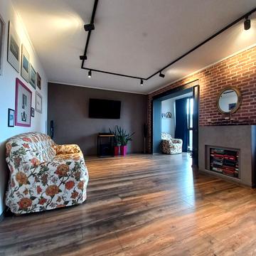 Анни Ахматової вул., 43