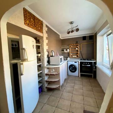 Юності вул., 7