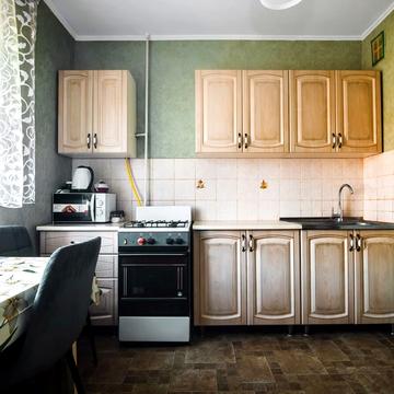 Андрія Мельника вул., 18