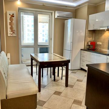 Дніпровська набережна вул., 1