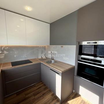 Павла Тичини просп., 28