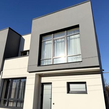 Місячна вул.