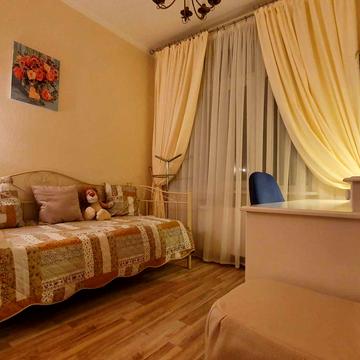 Валерія Лобановського просп. (Червонозоряний), 4-Б