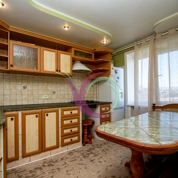 Тролейбусна вул., 12