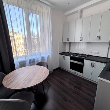 Володимира Великого пл. (Олександра Поля), 1