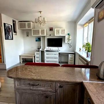 Михайла Максимовича вул., 2а