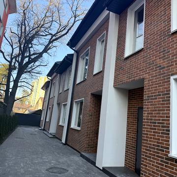 Українська вул., 37