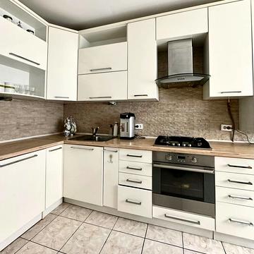 Залізнична вул., 2