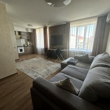 Листопадова вул., 1