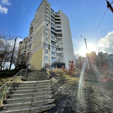 Срібнокільська вул., 8