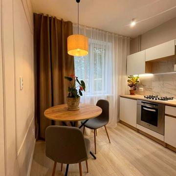 Тетяни Яблонської вул., 1