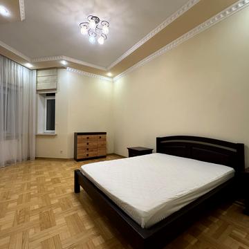 Євгена Коновальця вул. (), 105