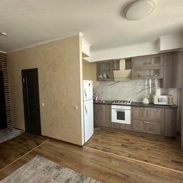 Листопадова вул., 1