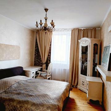 Хотинська вул., 12