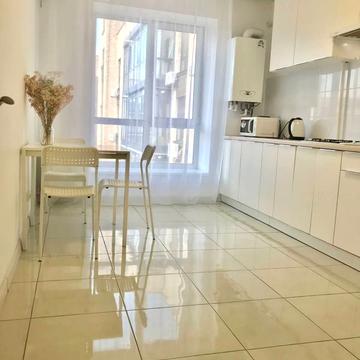 Набережна Перемоги вул., 42