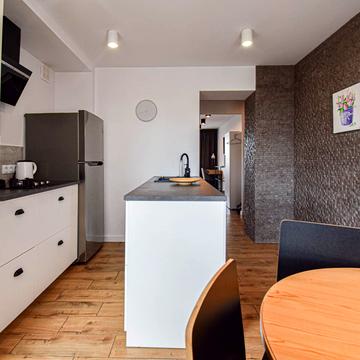 Коновальця вул., 5