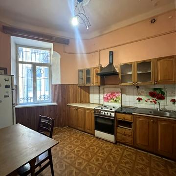 Хорватська вул., 10