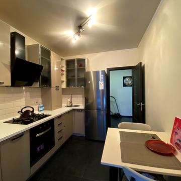 Джерельна вул., 8