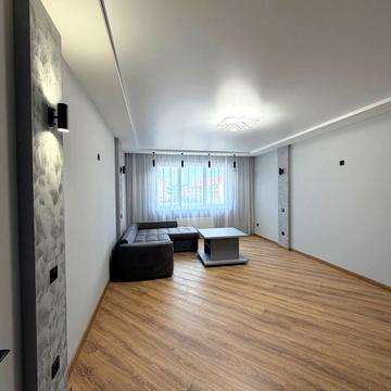 Героїв Майдану вул., 2