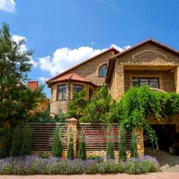 Горіхова, 19