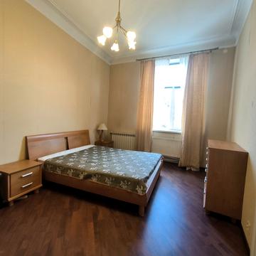 Сергія Єфремова вул., 48