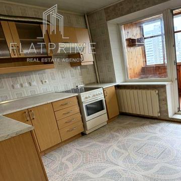 Анни Ахматової вул., 15