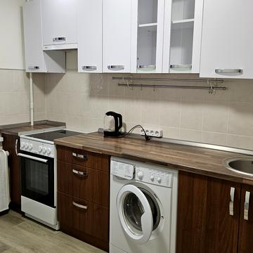 Стадіонна вул., 6