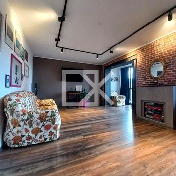 Анни Ахматової вул., 43