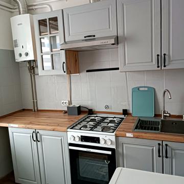 Студентська вул., 8