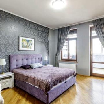 Богдана Хмельницького вул., 82