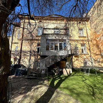 Кирила і Мефодія вул., 12